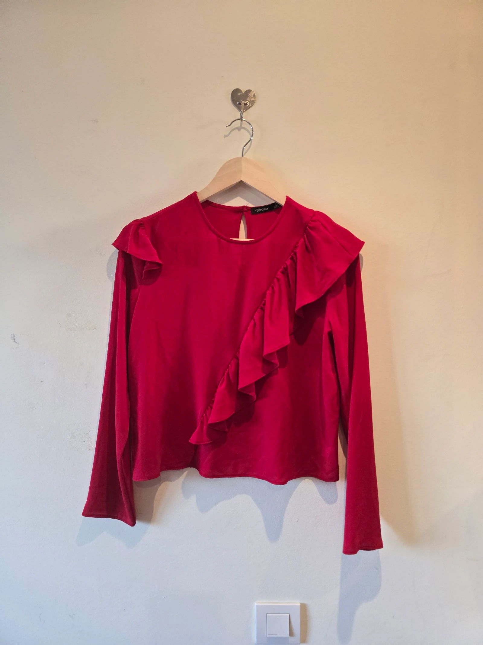 Blusa roja con volante asimétrico Bershka